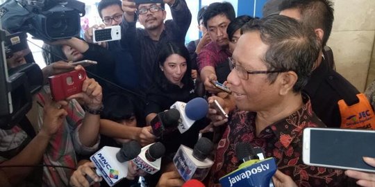 Usai jenguk Novel, Mahfud sebut foto pelaku sudah di tangan polisi