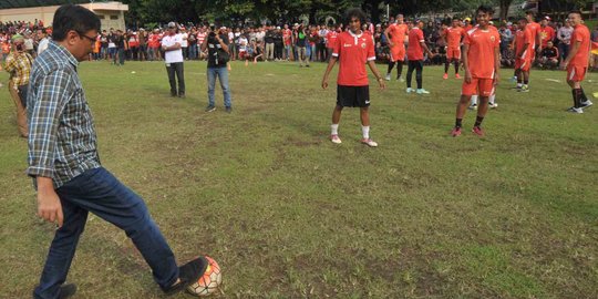 Keakraban Djarot main bola bersama Persija