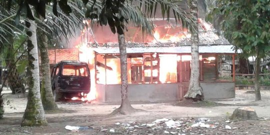 Rumah tersangka pencabulan di Pelalawan dibakar massa