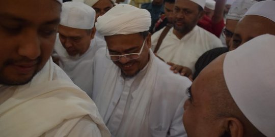 Jaga ketat Rizieq Syihab di Surabaya, anggota FPI saling dorong