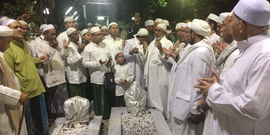 Dikawal ribuan anggota FPI, Rizieq berziarah ke makam Sunan Ampel