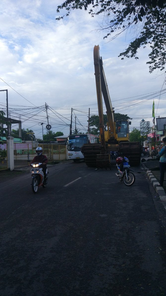 alat berat mogok di depan jalan joe