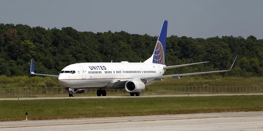 Imbas seret penumpang keluar pesawat, United Airlines rugi Rp 3,3 T