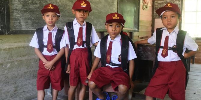  Seragam  pelajar SD  di pedalaman Borneo kini tak lusuh lagi 
