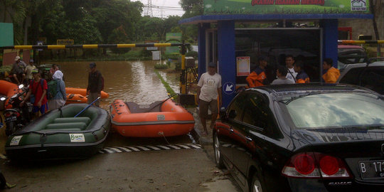 Hujan semalaman, perumahan Dosen IKIP Jatiasih banjir 2 meter