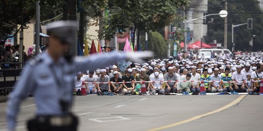 Tak mau merokok di depan umat Muslim, pejabat China turun jabatan