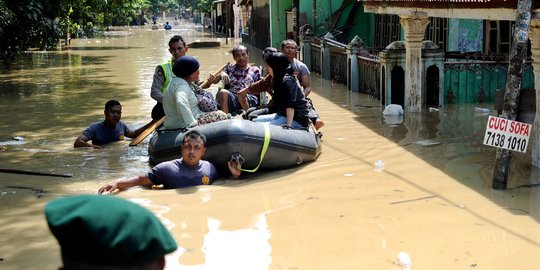 Banjir 2 meter, aktivitas ratusan warga Bekasi lumpuh