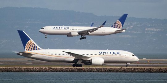 Orang terkaya dunia ini rugi besar akibat kebrutalan United Airlines