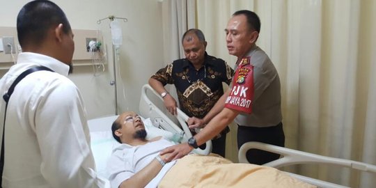 Polisi berpakaian preman lindungi keluarga Novel Baswedan