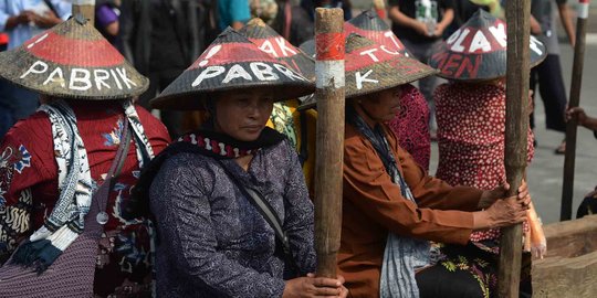 Tolak pabrik semen, petani Kendeng tabuh lesung di Istana