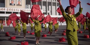 Intip persiapan penari cantik Korut jelang parade HUT Kim Il Sung