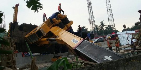 Crane di proyek GT Kebon Nanas roboh timpa 2 mobil