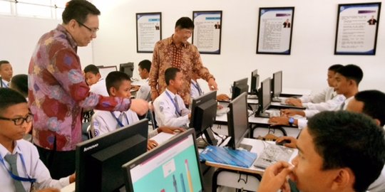 Investasi pendidikan, BEST bagi-bagi 70 komputer untuk SMK