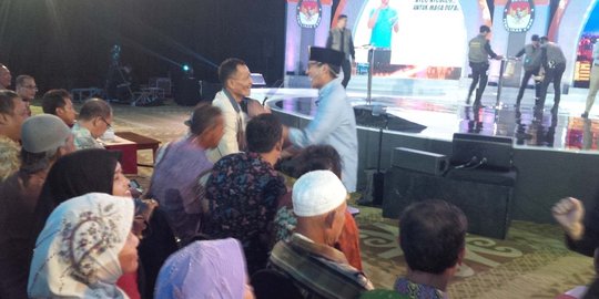 Sandiaga turun dan peluk nelayan saat jeda debat