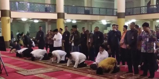 Didampingi Emil, Jokowi Subuh berjamaah di Masjid Agung Bandung