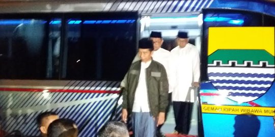 Pakai sarung & peci,Jokowi tinjau purwarupa LRT Metro Kapsul Bandung
