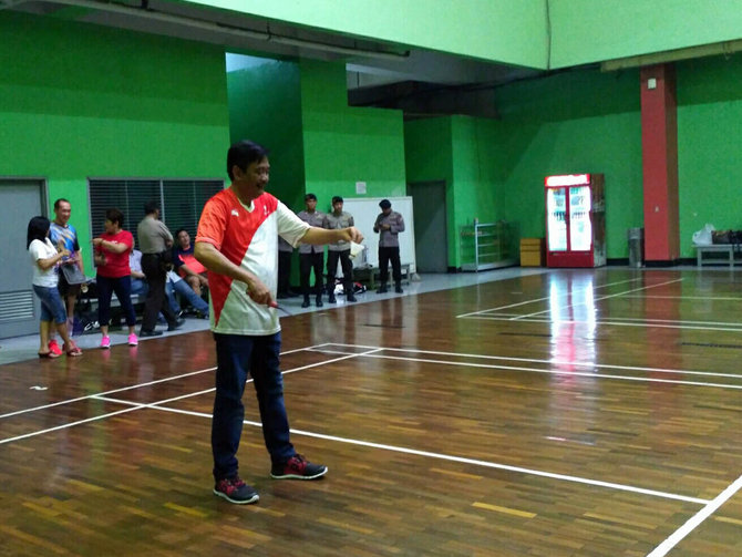 djarot bermain badminton