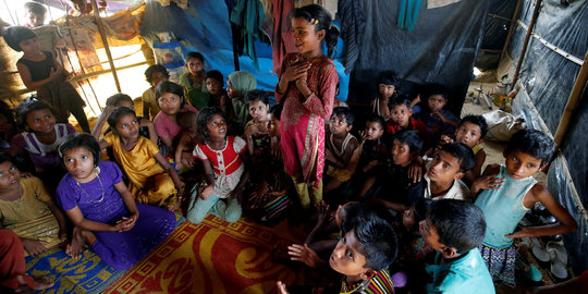 Potret prihatin anak Rohingya belajar di gubuk berdinding terpal