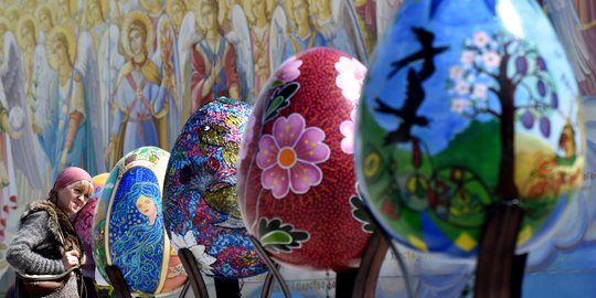 Warna-warni telur raksasa sambut perayaan Paskah di Ukraina