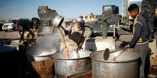 Menengok kebersamaan di dapur umum tentara Irak