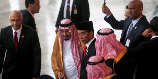 Menebak penyebab kecewanya Jokowi usai payungi Raja Salman