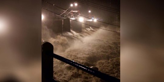 Katulampa siaga 2, warga bantaran Ciliwung waspadai banjir kiriman