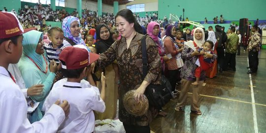 Jokowi dan Menko PMK serahkan KIS, KIP, PMT untuk masyarakat Cirebon