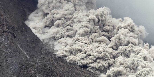 Gunung Sinabung kembali erupsi, semburan vulkanik hingga 2.000 meter