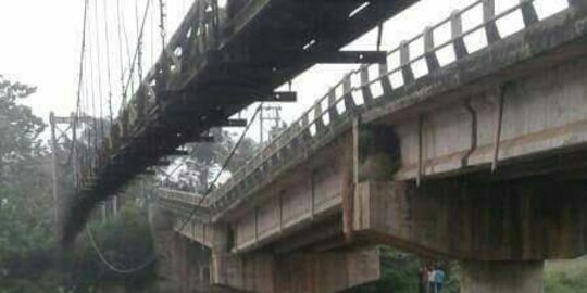 Jembatan Cipamingkis amblas diduga diterjang arus sungai