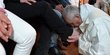 Paus Fransiskus basuh & cium kaki mantan mafia, narapidana muslim