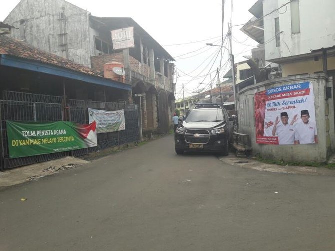 spanduk penolakan ahok djarot di kampung melayu