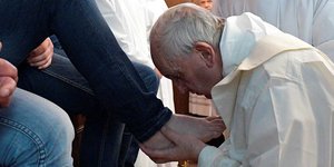 Momen saat Paus Fransiskus cium kaki 12 narapidana