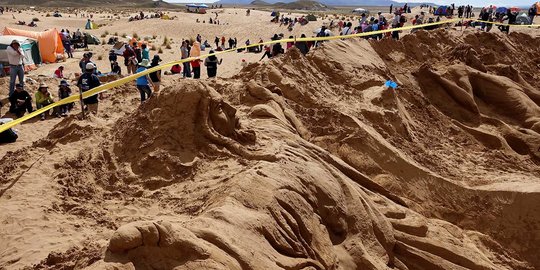 Pekan Paskah, ratusan seniman bikin ukiran Yesus di pantai Bolivia