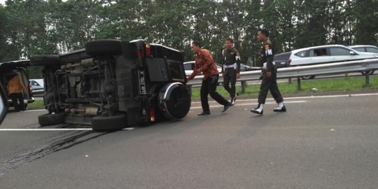 Mobil Paspampres kecelakaan di Jagorawi sampai terbalik