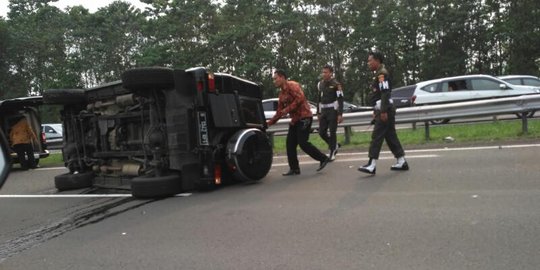 Mobil Paspampres yang kecelakaan di Jagorawi sedang mengawal Jokowi