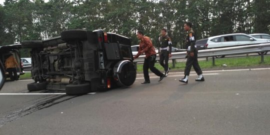 Mobil Paspampres iringan Jokowi terbalik di tol usai tabrak Fortuner