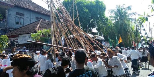 Tradisi unik Mekotekan di Mengwi di Hari Raya Kuningan