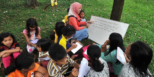 Potret anak-anak jalanan belajar di pinggir Tol Jagorawi