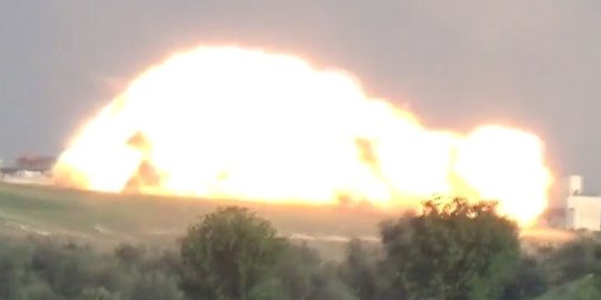 Ledakan dahsyat saat Rusia jatuhkan bom ke pasukan pemberontak