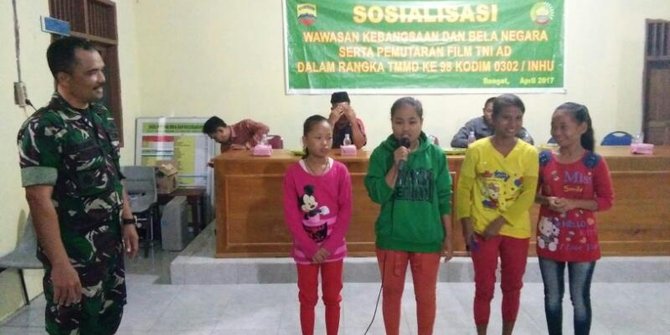 Ketua suku Talang Mamak menangis lihat anak menyanyi Indonesia Raya
