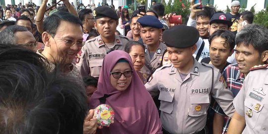 Dikawal ketat polisi, warga mengeluh tak bisa foto bareng Ahok