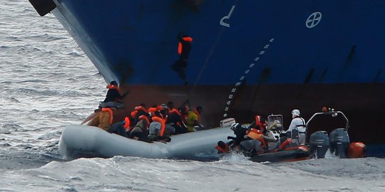 Momen dramatis penyelamatan ratusan imigran di laut Mediterania
