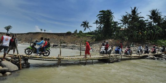 Jembatan bambu darurat jadi andalan warga Jonggol seberangi sungai