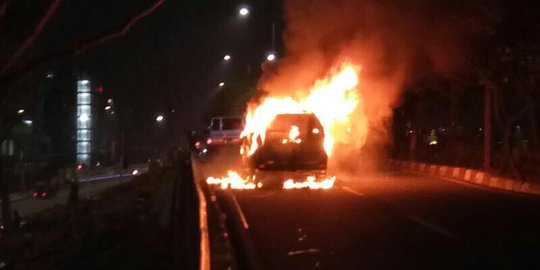 Dituding FPI lambat ke lokasi mobil terbakar, ini jawaban polisi
