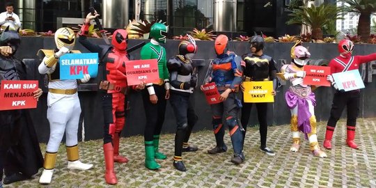 ICW kirim Power Rangers hingga Batman lindungi KPK