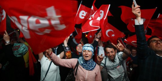 Euforia pendukung Erdogan rayakan kemenangan dalam referendum Turki