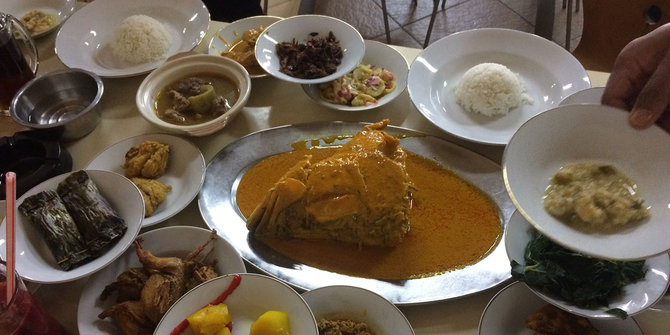 Menikmati lezatnya masakan Aceh di restoran Medan Baru  