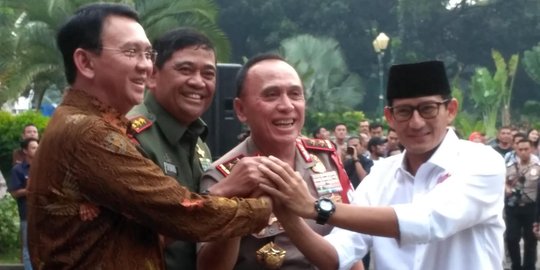 Tampak mesra di Monas, apa yang dibicarakan Ahok dan Sandiaga?