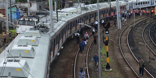 Cegah massa ke Jakarta, polisi berjaga di Stasiun KRL Bojong Gede