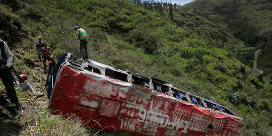 Rem blong, bus terjun ke jurang tewaskan 24 orang di Filipina